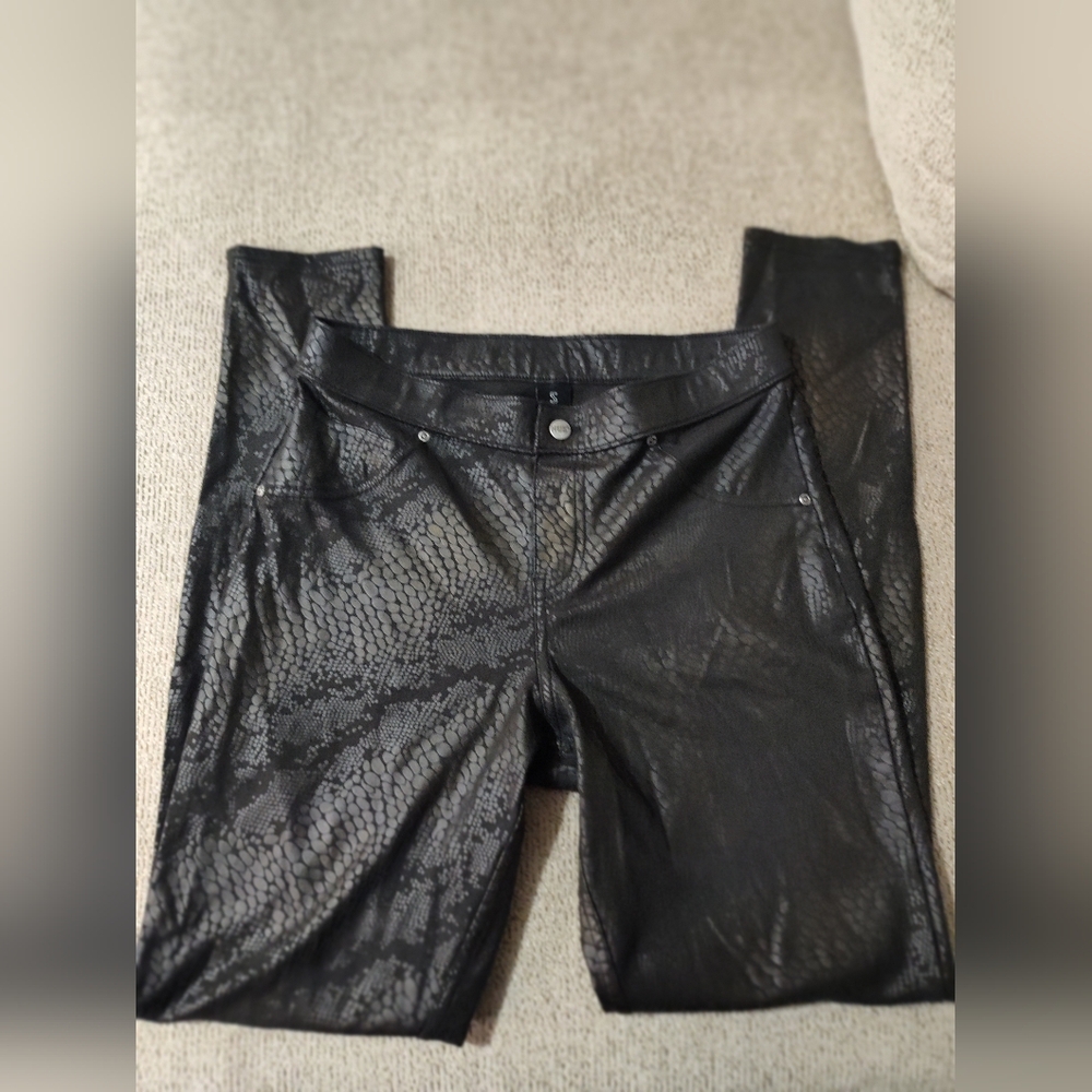Hue Snake Print Black legging Size Small